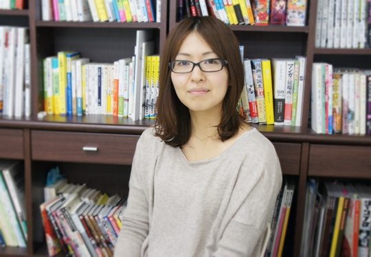 「おとな大学」ディレクターを務める山本絵美さん。「NPO法人「NEWVERY」事務所にて。