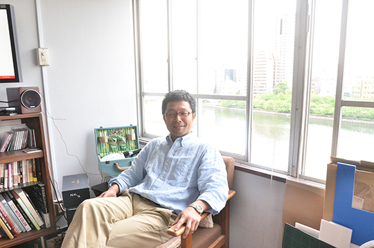 オフィスの窓辺にあるチェアに腰掛ける末村さん。(C)NaraYuko