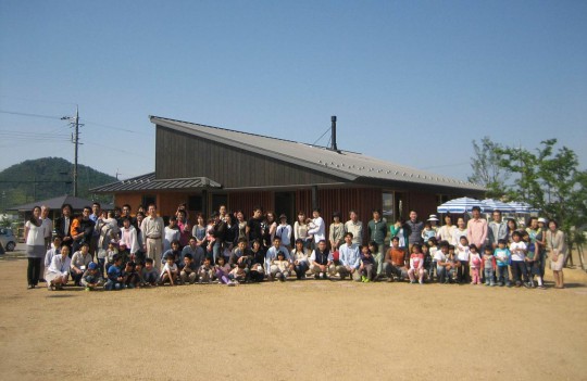 「小舟木エコ村」自治会館の竣工式に住民の方と。一番に左に高田さんの姿も。