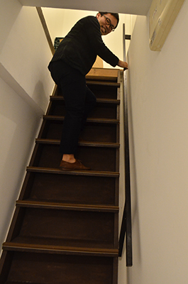 スマスタの事務所へ続く、急な階段。(C)NaraYuko