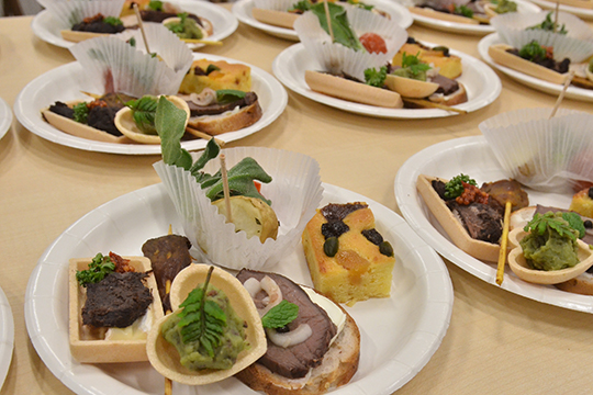 料理は「愛deer料理教室」のケータリング。丹波篠山産の鹿肉料理がふるまわれました。(C)NaraYuko