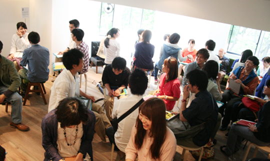 2013年5月12日のオープニングイベントには、日本仕事百貨のナカムラケンタさんが登場。(C)ハローライフ