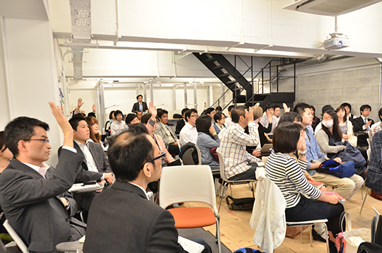 「マイプロジェクトを持っていて、クラウドファンディングを利用しようと思っている人」についても、会場の1/4〜1/5の人たちの手が挙りました。(C)NaraYuko