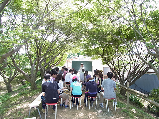 美穂さんが、大学でリハビリテーションを先行する学生に園芸を教えている授業風景。