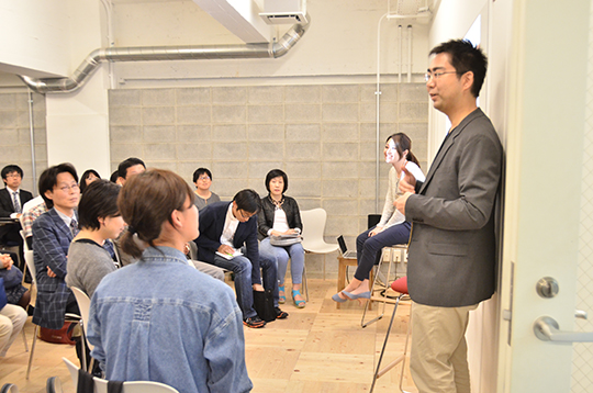 米良さんの話を引き出しながら、進行を進める西村勇哉さん（右）。体験談には頷きながら耳を傾ける人多数。(C)NaraYuko