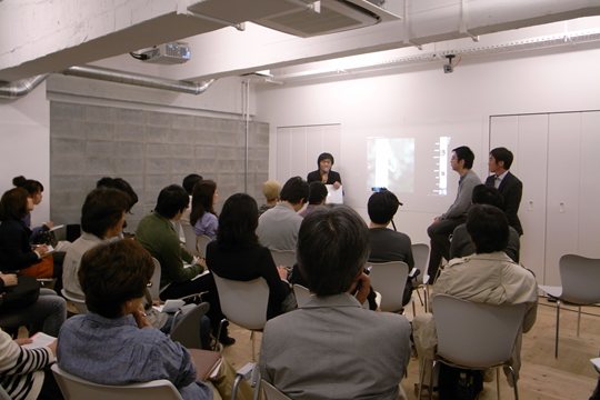 Jimukino-ueda bldgの地下イベントスペース「ダイアログBar京都」のひとコマ