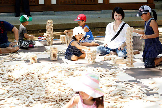 1万ピースもあるヒノキの積み木。真夏でしたが、代田八幡神社だけは緑豊かで涼しく、時間も忘れて子どもたちが遊んでいました
