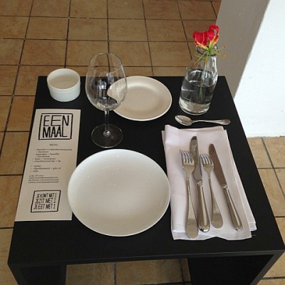 テーブルの上には、ナイフ・フォーク、グラスなど、食事に必要な最小限度のものが置かれています。