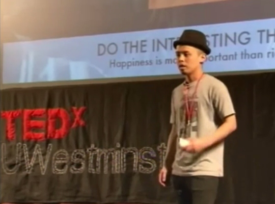 2012年8月に行われた「TEDxUWestminster」でのプレゼンテーションの様子
