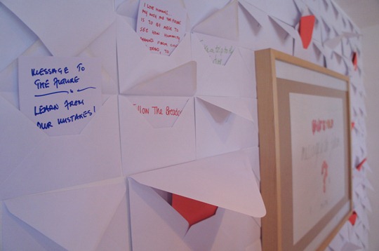 壁一面の空の封筒が、未来へのメッセージでいっぱいに！
