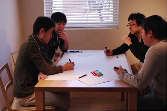 「東京クエスト」の振り返りで話し合いを行う、山中礼二さん（左）、「南三陸deお買い物」店長の伊藤孝浩さん（左から２人目）、筧大日朗さん（右から２人目）、藤本直樹さん（右）