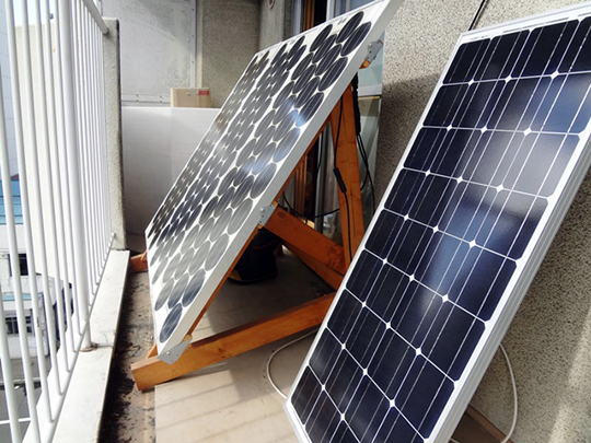 現在の我家の太陽光発電所。太陽光パネル70W×3枚＋100Ｗ×1枚を“並列に”つなぎ、バッテリーは12Vのまま、計310Wの電力を発電するシステムになりました　撮影：はらみづほ