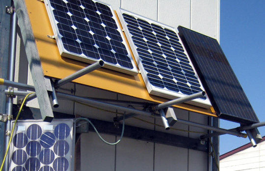 早川邸の太陽光発電パネルはすべて中古。ズラリと並べられたいろんなパネルは、まるで見本市のよう　撮影：はらみづほ