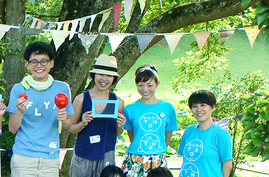 tontonプロデューサーの葉山万里子さん（左から3人目）、tontonスタッフの向坊衣代さん（右）