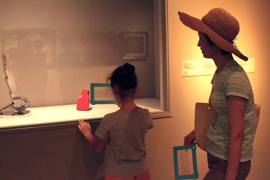 ダダとシュルレアリスムの作品が展示されている部屋にて。女の子がツールをかざしているのは、マン・レイの作品「赤いアイロン」