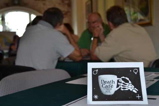 ケーキを食べ 紅茶片手に 死 について語り合う 欧米で広がる Death Cafe ムーブメントとは イキル テツガク Greenz Jp グリーンズ