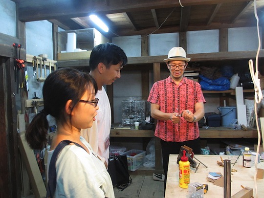 旧・原田米店に入居する建築家の西尾さん（中央）は松戸で見つけた枝を使ったバードコールつくりワークショップを開催