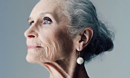 シミやしわも、美しさの一部。今イギリスで最もホットなモデルはなんと御年85歳！[Over 60’s change the world