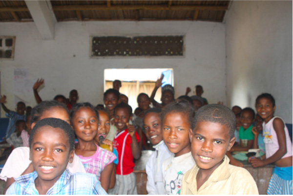 ソフトトイ・キャンペーンによる支援で、エチオピアでは、2万5000人の難民を含む23万8000人の子どもたちの通学が実現（2012年）。ブルキナファソでは、初等教育就学率が向上し、ほぼ80％に（2012年）。アルバニアでは、3万3150人の子どもたちが就学（2012年）。写真は、支援国のひとつであるマダガスカルにて。新校舎に集まった生徒たちは、本当に嬉しそう！
