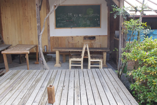 2013年夏にカフェをリニューアル。庭のウッドデッキは、難波邸が担当。床材は西粟倉・ニシアワーのもの。