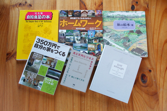 菜央さんの本棚から選んでもらった「最近読んで面白かった本」たち。暮らしを手作りしていくヒントがたくさん。PHOTO: SHINICHI ARAKAWA