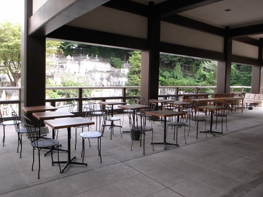 神谷町・光明寺の“テラス”こと本堂広縁　誰もがほっと一息つく空間