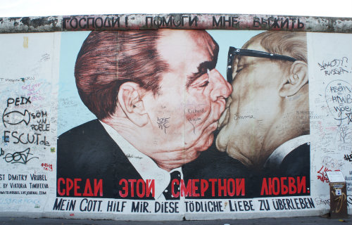 ベルリンの壁の西側に描かれたストリートアートのうち、象徴的なものとして知られる戯画「ホーネッカーとブレジネフの熱いキス」