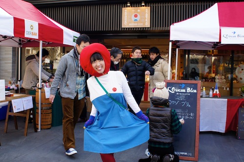 定期的開催されている「奈良市（ならいち）の日曜市」。日本市のブランドキャラクター「ふじこちゃん」も登場。