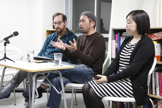 AITキュレーターのロジャー・マクドナルドさん（左）、小澤慶介さん（中央）、堀内奈穂子さん（右）