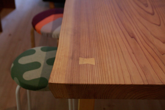 直さんが仕事のパートナーの相良さん（相良工務店）と一緒につくったテーブル。埋木と、表面をカンナで削ったのは直さんなのだとか。PHOTO: SHINICHI ARAKAWA