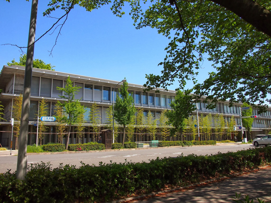 鴨川のほとり、京都大学京都大学 稲盛財団記念館内に「こころの未来研究センター」本館はあります
