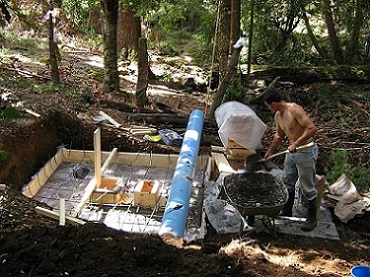 DIYでマイクロ水力発電できちゃった！南米チリの山奥で、オフグリッドな楽園暮らしを目指す男の挑戦とは