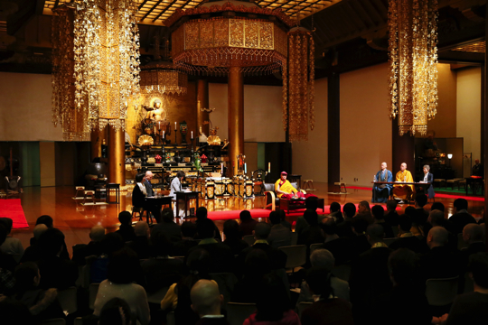 東京・増上寺で開催した「ダライ・ラマ法王と若手宗教者100人の対話」