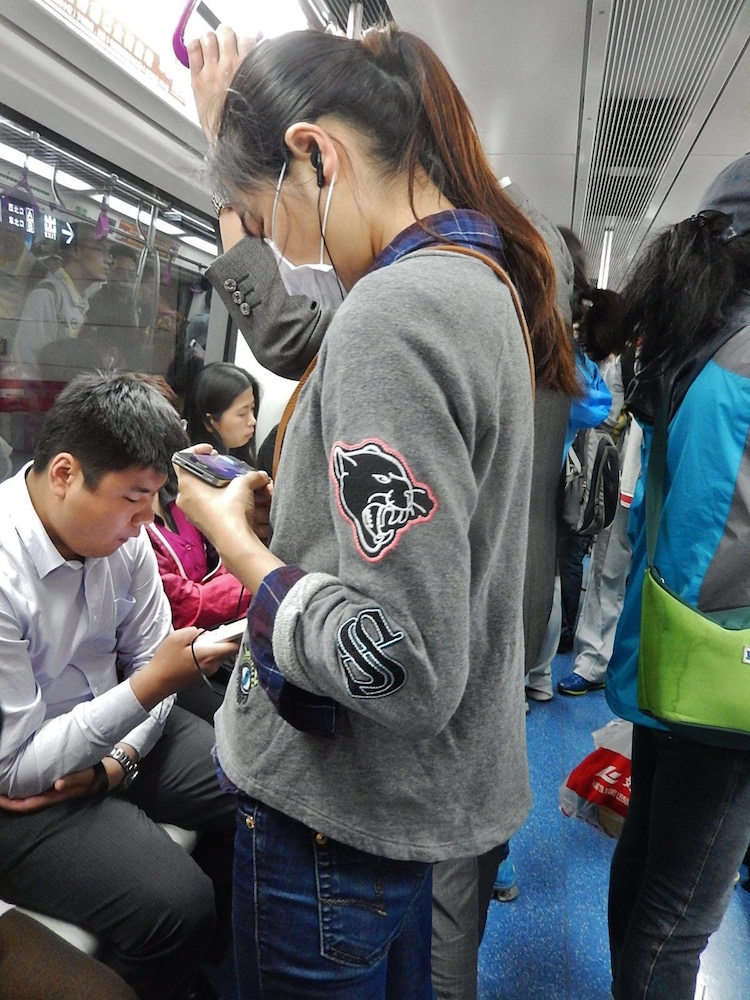 in-beijing-subway-commuters-are-reading-free-e-books-body-image-1425937039