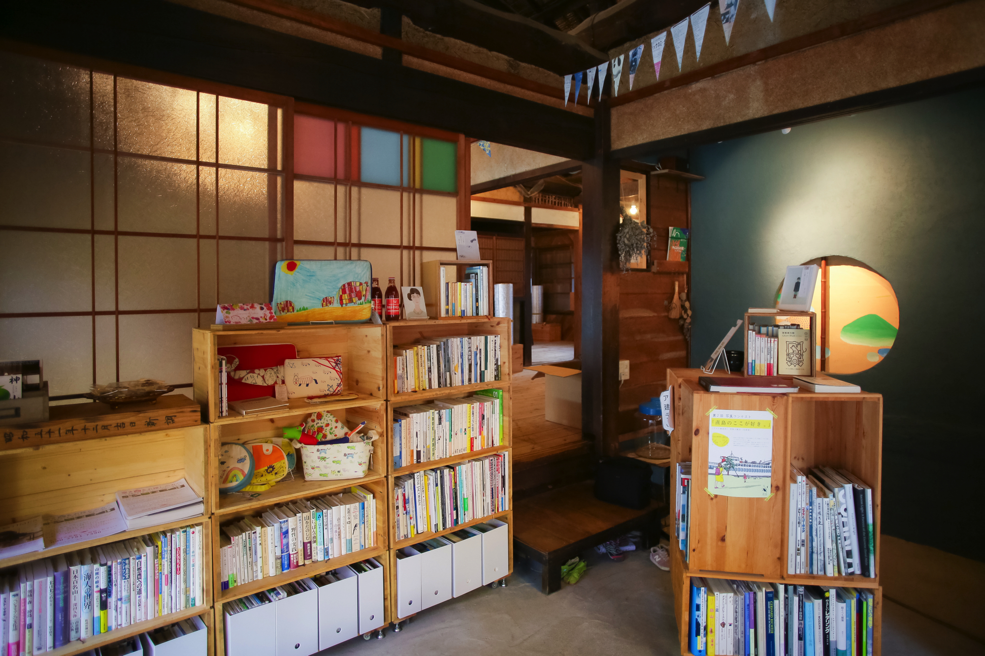 こちらがshimacoya bunco。机と椅子があるため、コーヒーを片手に本を眺めることも。（撮影:yunico）