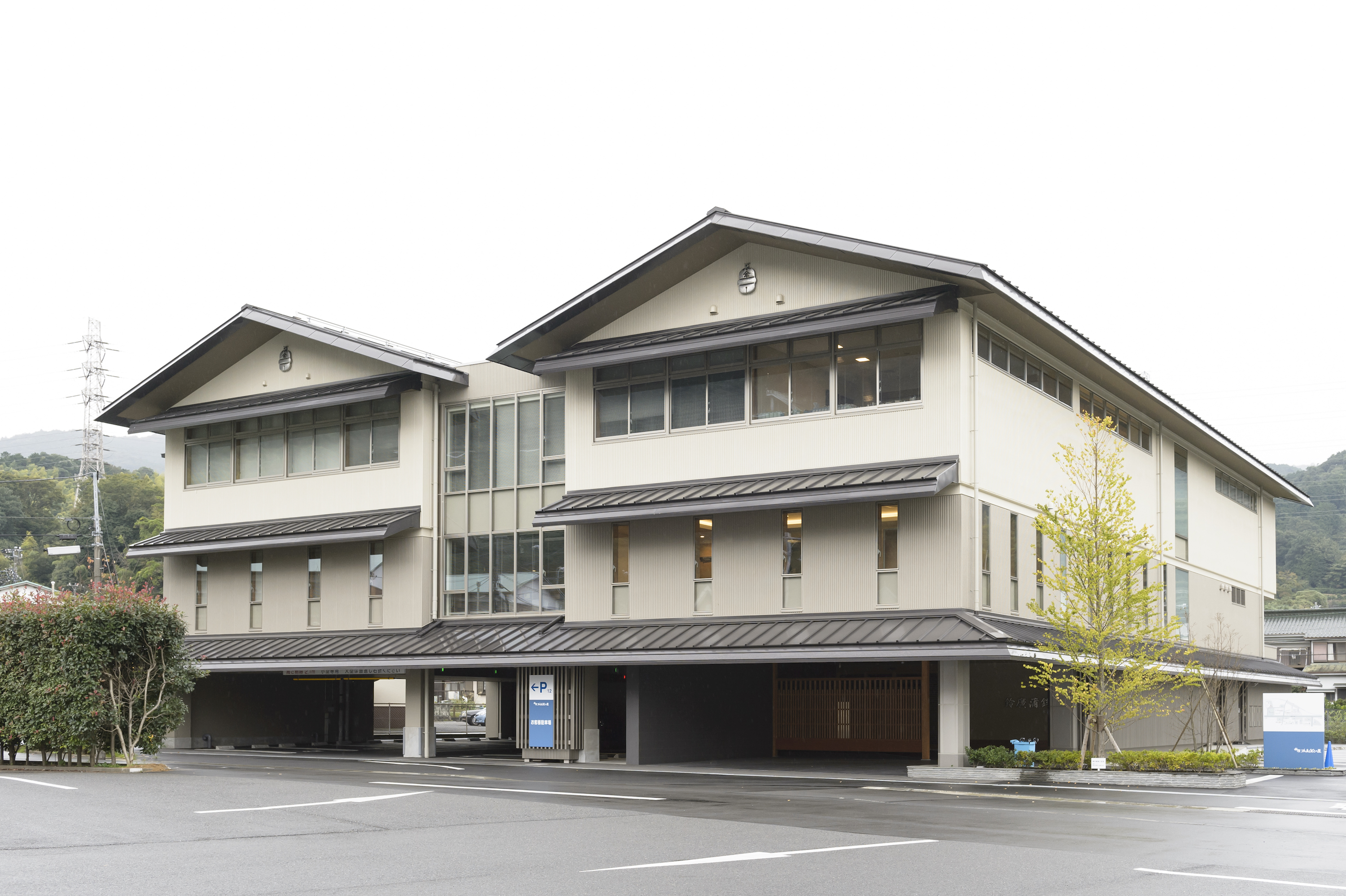 2015年8月に完成した鈴廣かまぼこの本社ビル（神奈川県小田原市）。複数の自社ビルに各種再エネを導入してきた鈴廣の、集大成とも言える超省エネビルです