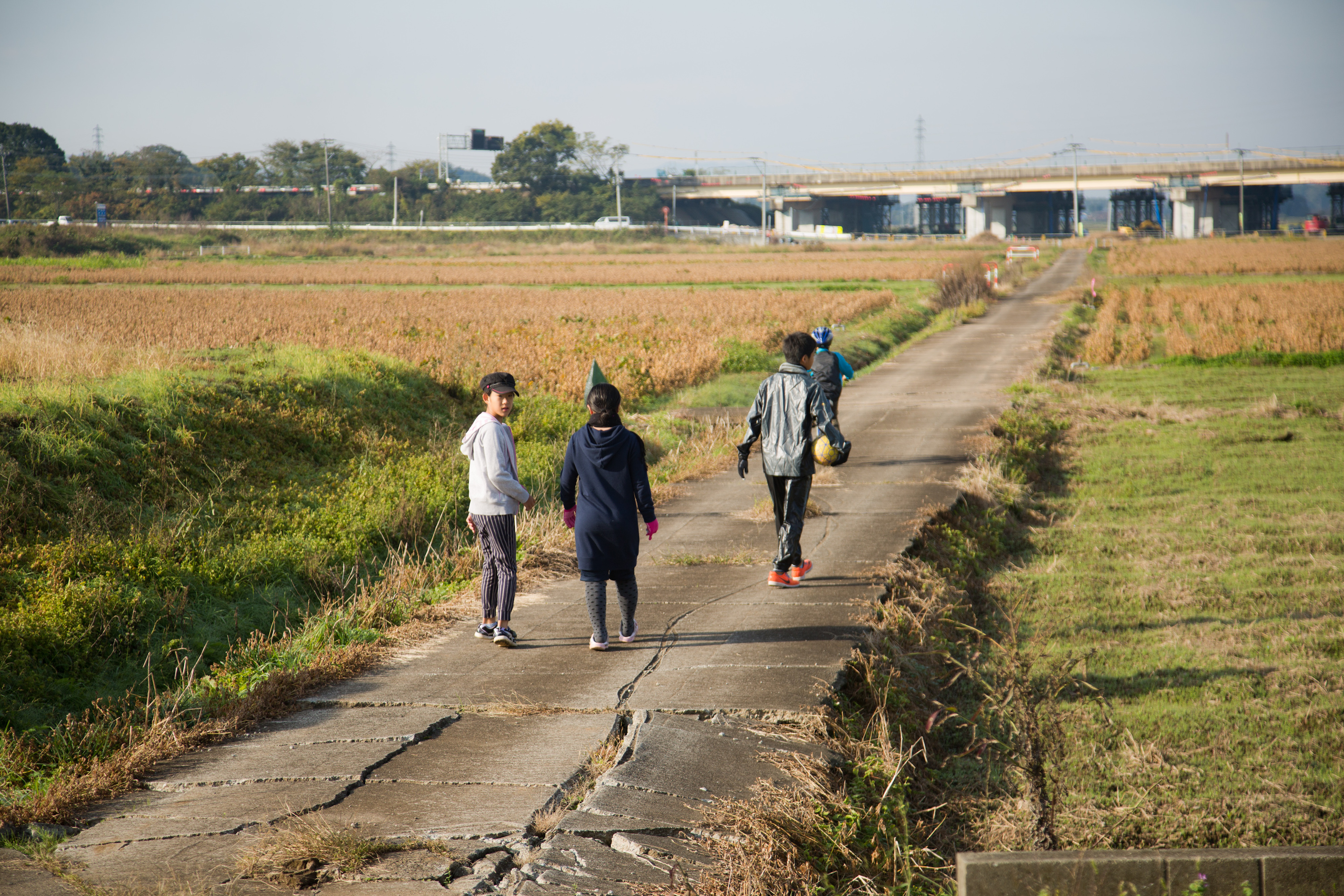 ©Funny!!平井慶祐　亀裂が入った農道を歩く子どもたち（2016年11月）